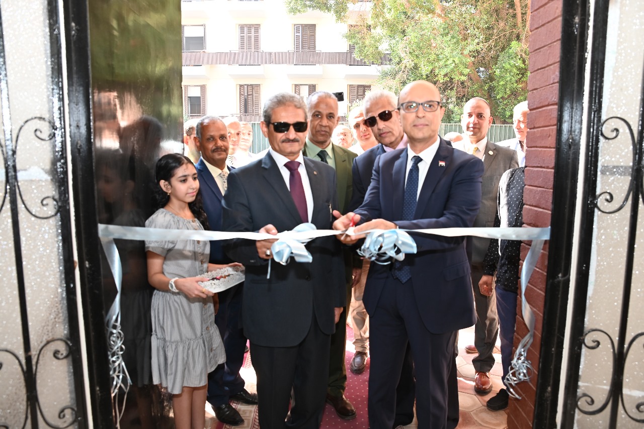 رئيس جامعة أسيوط يفتتح وحدة النهايات الطرفية بمجمع الخدمات التأمينية المتكاملة