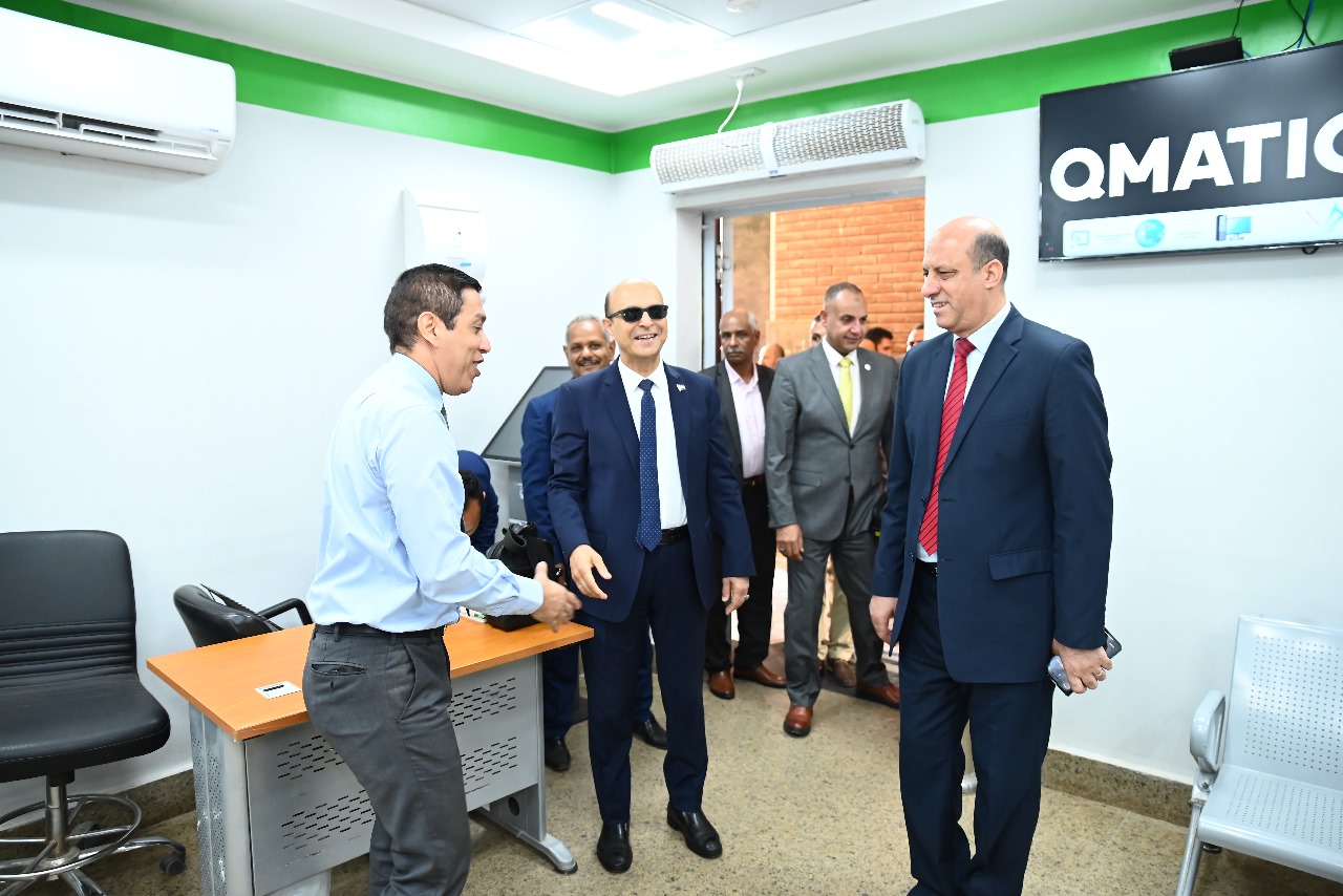 رئيس جامعة أسيوط يفتتح وحدة النهايات الطرفية بمجمع الخدمات التأمينية المتكاملة