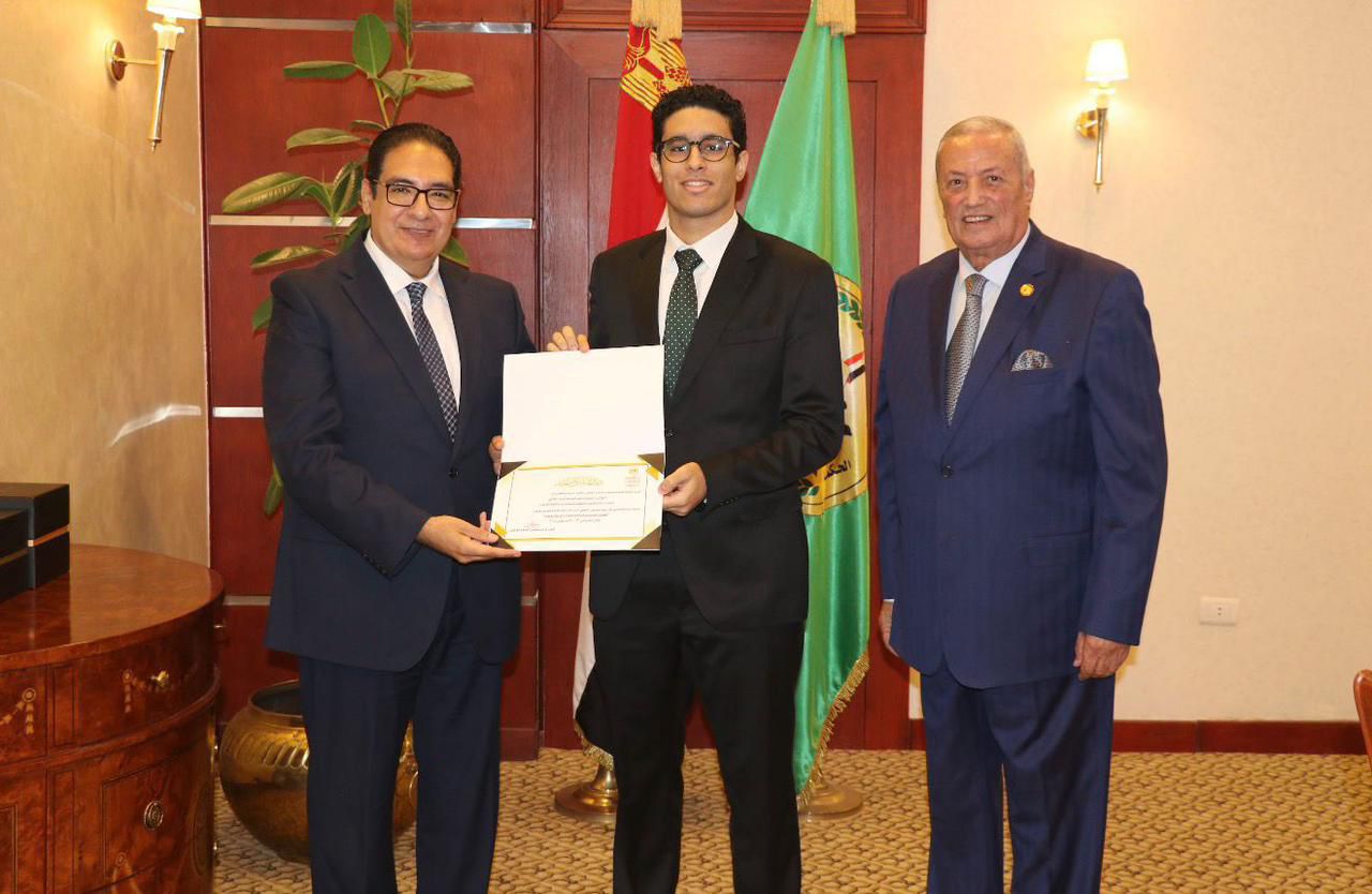 جامعة القاهرة ومجلس الدفاع الوطني يطلقان تدريبًا صيفيًا غير مسبوق لطلاب كلية الاقتصاد والعلوم السياسية