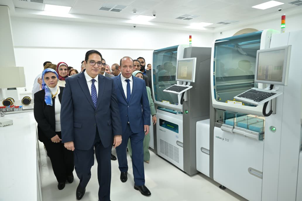 جامعة القاهرة تطلق أكبر معمل ذكي للتحاليل الطبية في قصر العيني