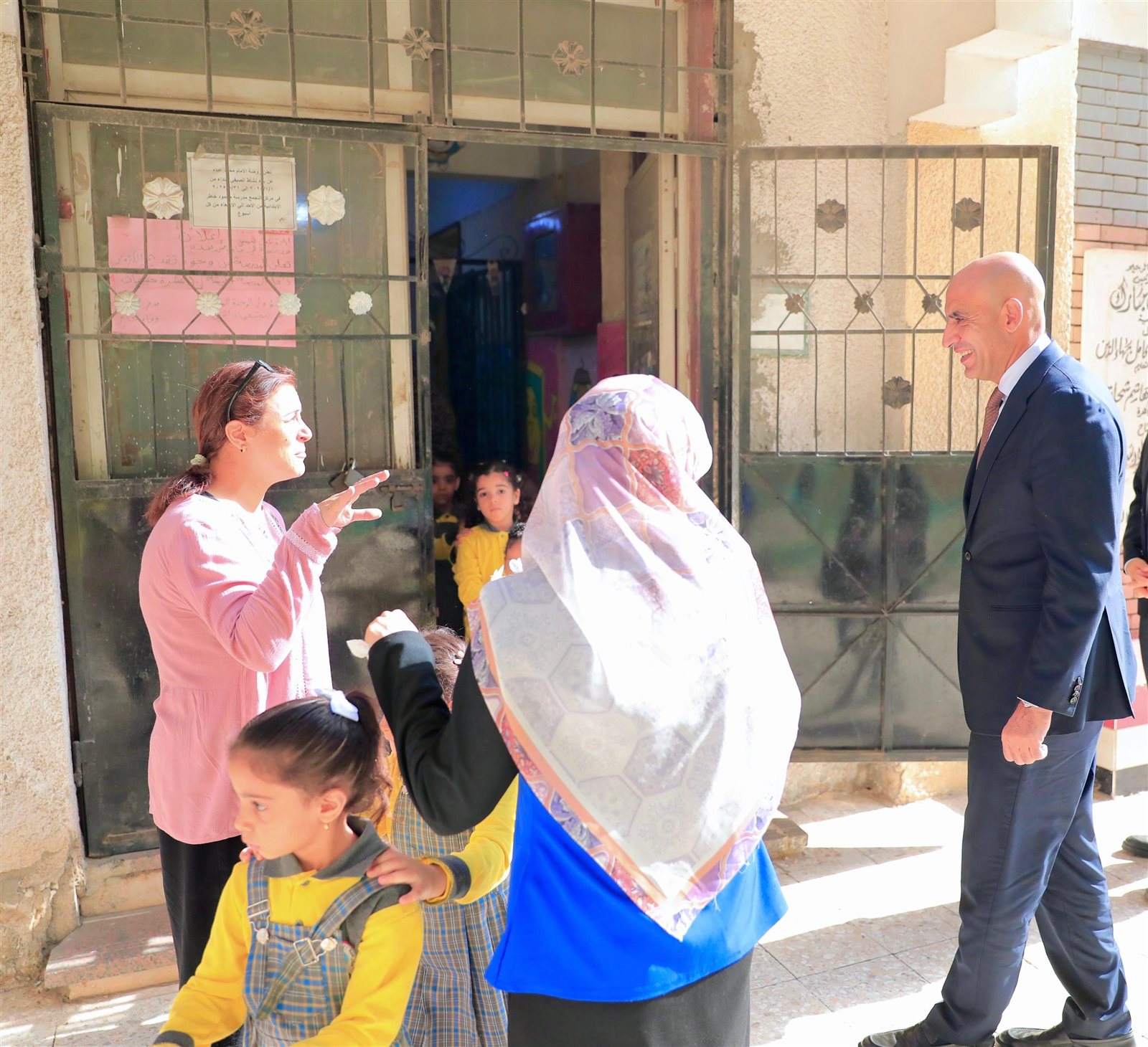 وزير التربية والتعليم يستمع لأولياء الأمور ويتابع مخازن الكتب الدراسية