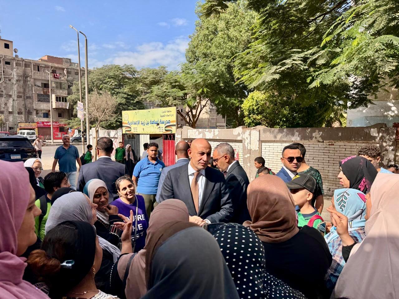 وزير التربية والتعليم يستمع لأولياء الأمور ويتابع مخازن الكتب الدراسية