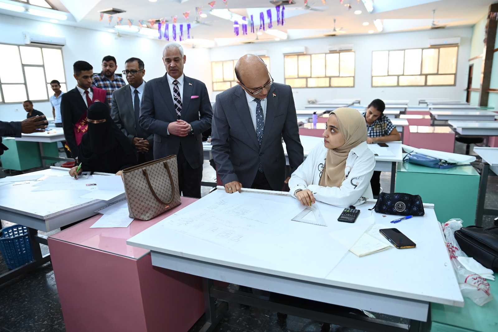 جولة ميدانية لرئيس جامعة أسيوط لتفقد كليات الجامعة