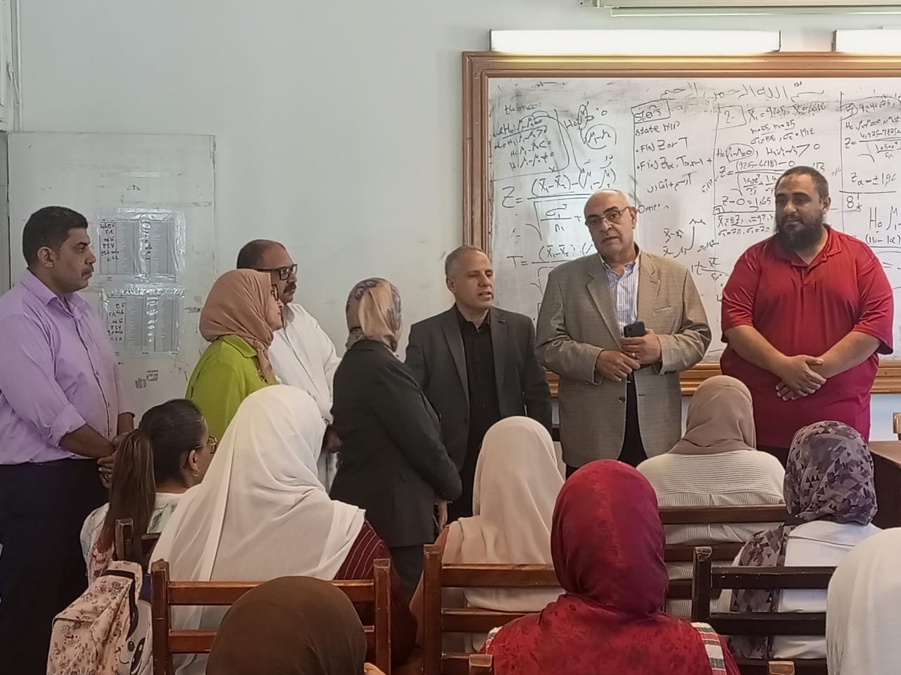 نائب رئيس جامعة دمنهور يتفقد انتظام العملية التعليمية بكليتي التربية والتجارة
