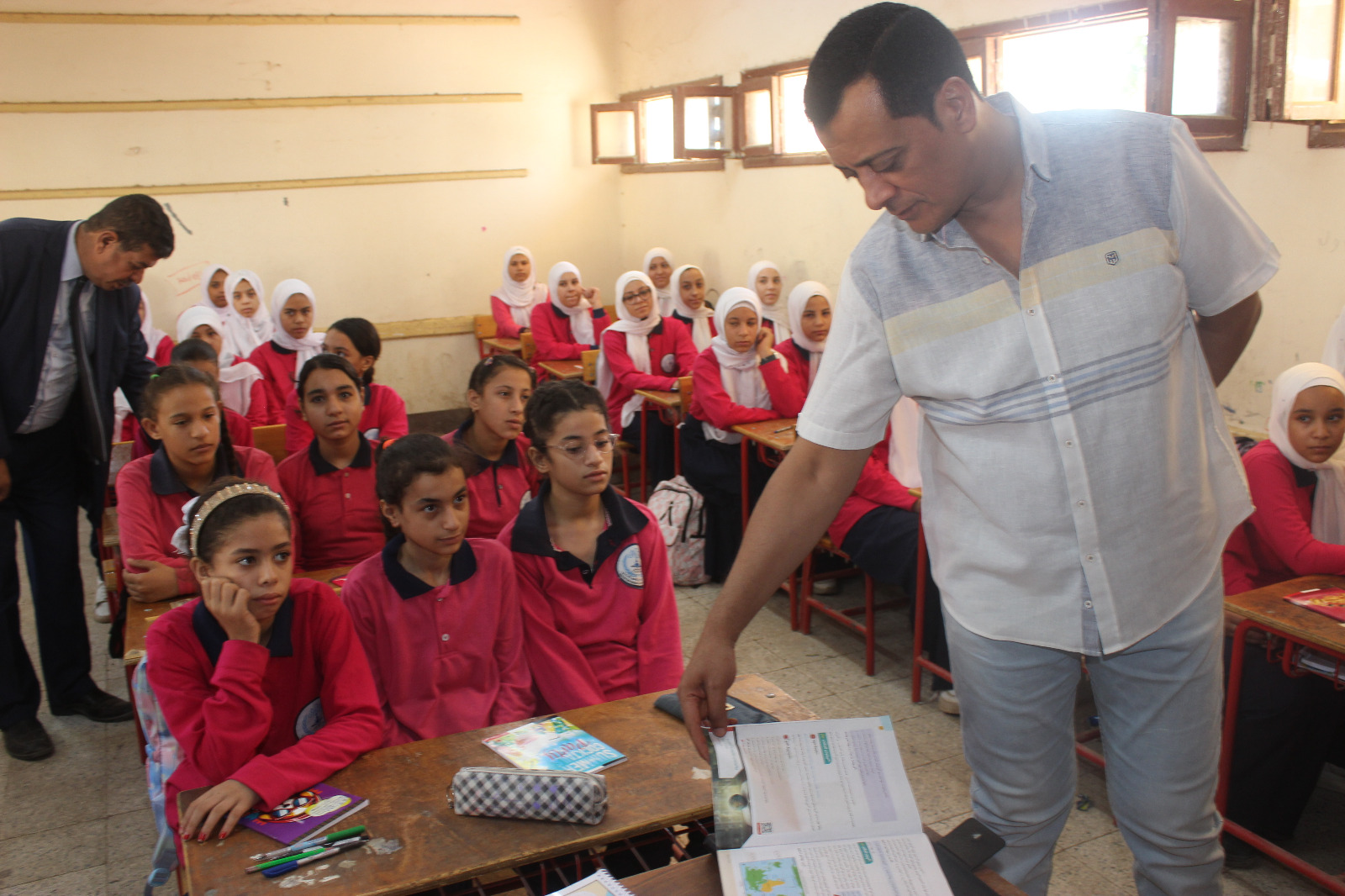 مدير تعليم سوهاج يتفقد مدارس إدارة سوهاج التعليمية