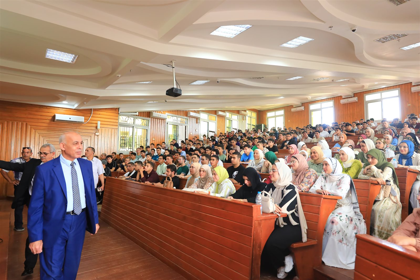 جولة رئيس جامعة كفر الشيخ الأهلية لمتابعة كليات الطب والصيدلة