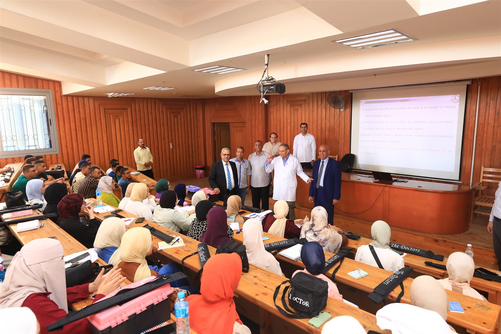 جولة رئيس جامعة كفر الشيخ الأهلية لمتابعة كليات الطب والصيدلة