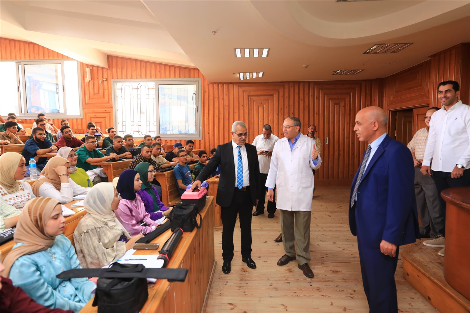 جولة رئيس جامعة كفر الشيخ الأهلية لمتابعة كليات الطب والصيدلة