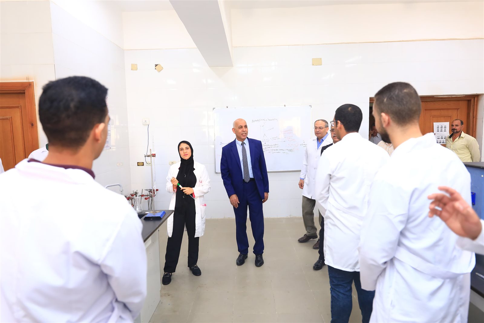 جولة رئيس جامعة كفر الشيخ الأهلية لمتابعة كليات الطب والصيدلة