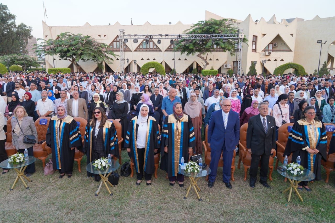 كلية الألسن جامعة عين شمس تحتفل بتخرج دفعة جديدة من طلابها 