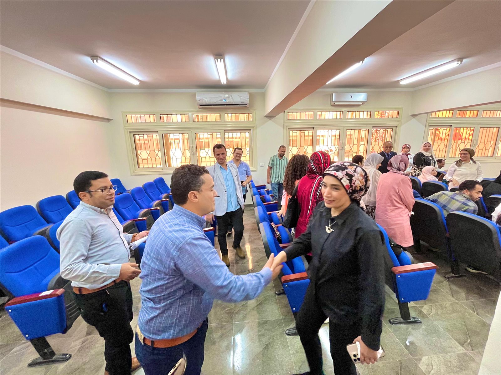 رئيس جامعة الأقصر الأهلية تعقد اجتماعًا مع أعضاء هيئة التدريس