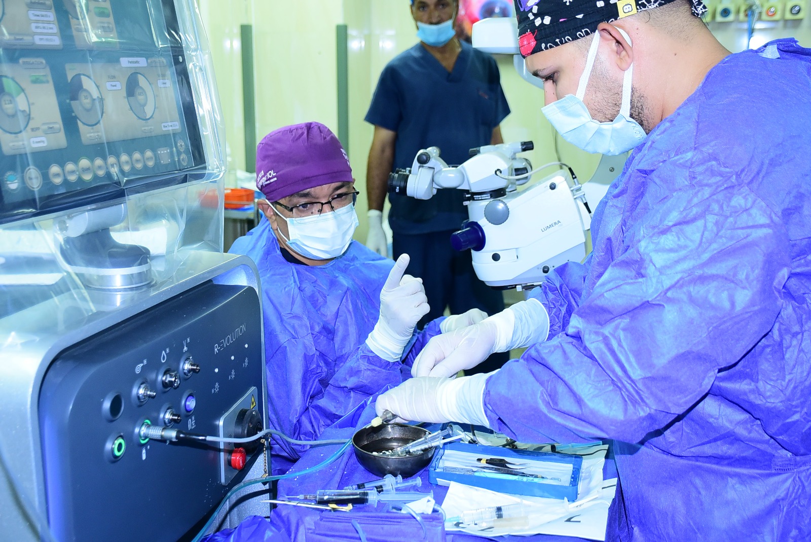 جامعة سوهاج تحقق إنجازًا طبيًا استثنائيًا في إزالة المياه البيضاء