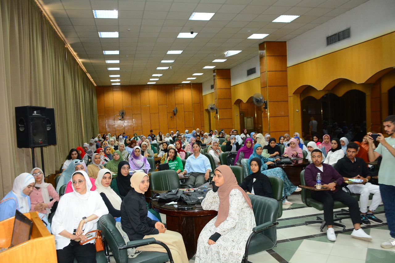 جامعة أسيوط تختتم معسكر إعداد الكوادر الطلابية