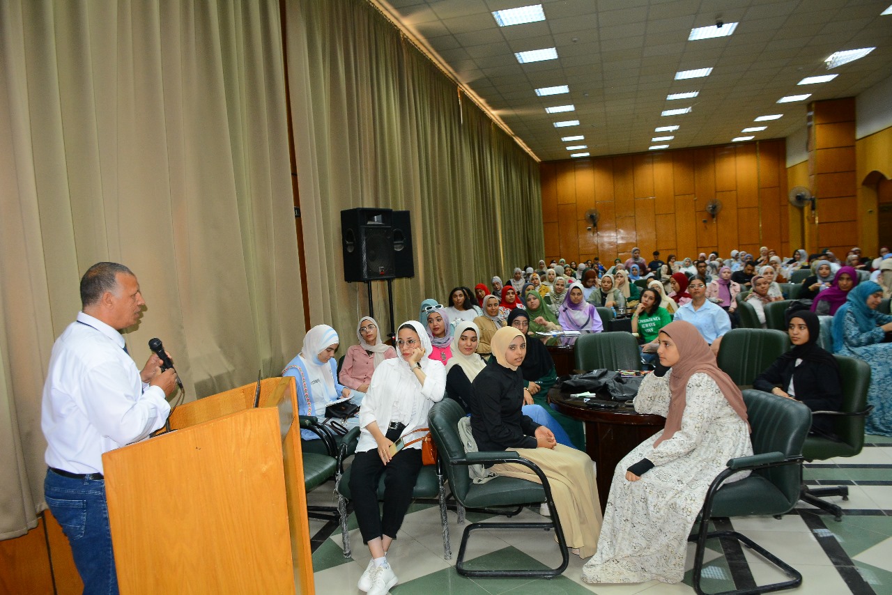 جامعة أسيوط تختتم معسكر إعداد الكوادر الطلابية