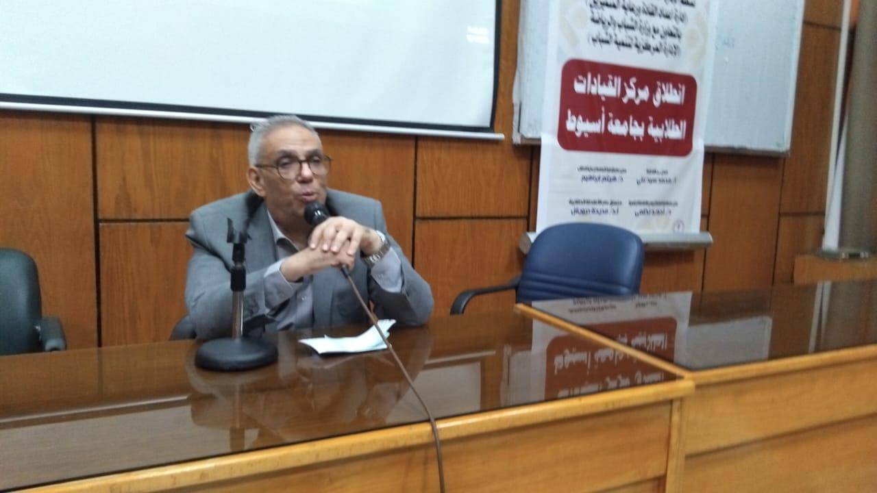 جامعة أسيوط تختتم معسكر إعداد الكوادر الطلابية