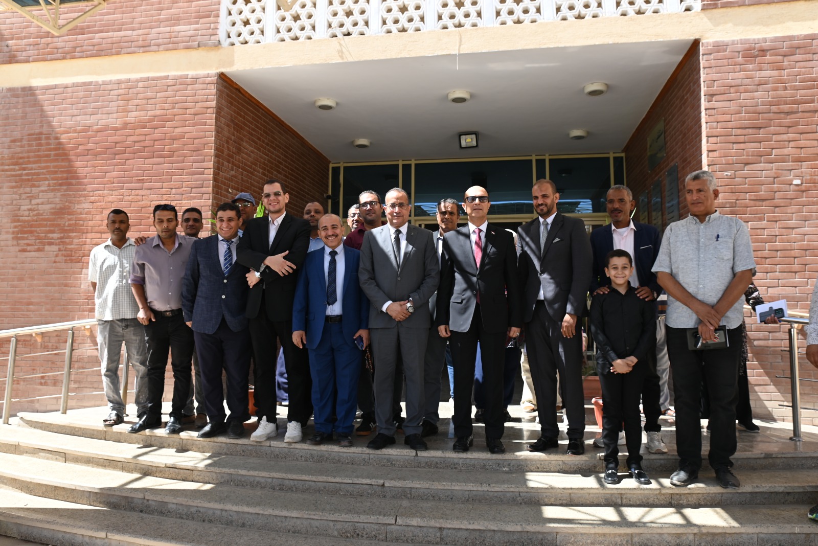 رئيس جامعة أسيوط يتفقد سير العمل ومستوى الخدمات الطبية بمستشفى أسيوط الجديدة الجامعي