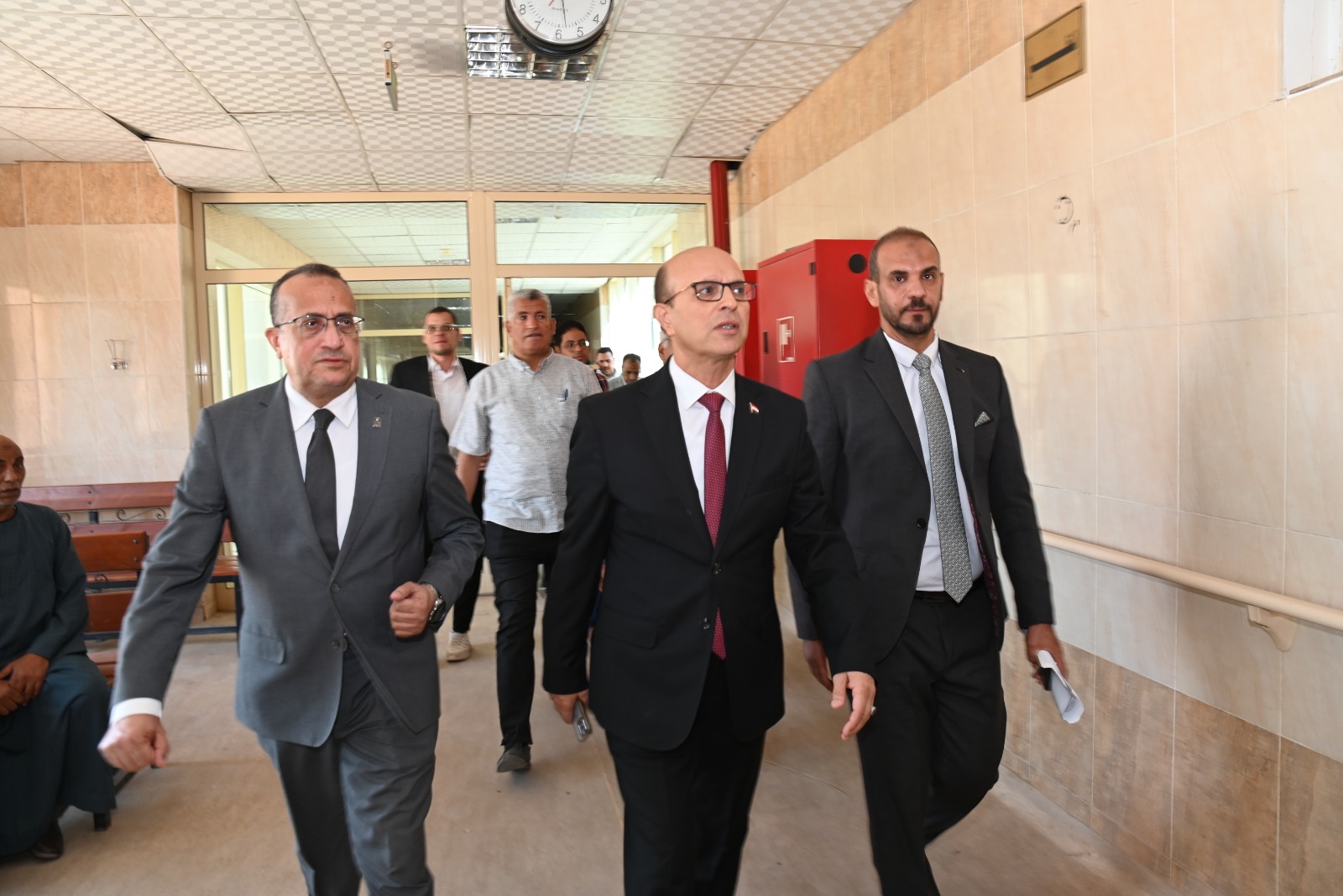 رئيس جامعة أسيوط يتفقد سير العمل ومستوى الخدمات الطبية بمستشفى أسيوط الجديدة الجامعي