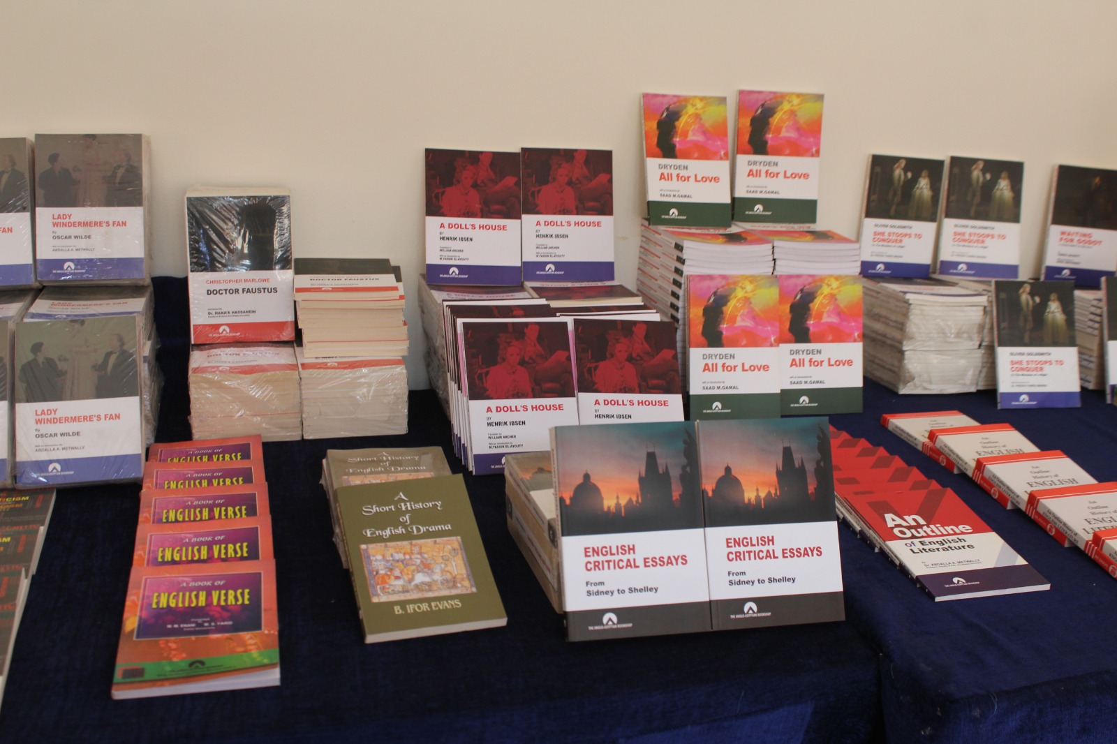  إقبال كبير على معرض الكتاب بكلية الآداب جامعة عين شمس 2025