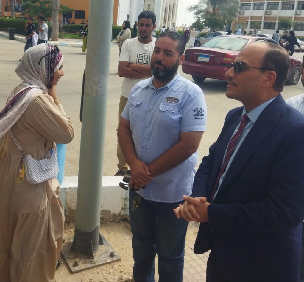 رئيس جامعة العريش يقوم بجولة تفقدية داخل الحرم الجامعي يتابع انتظام العملية التعليمية