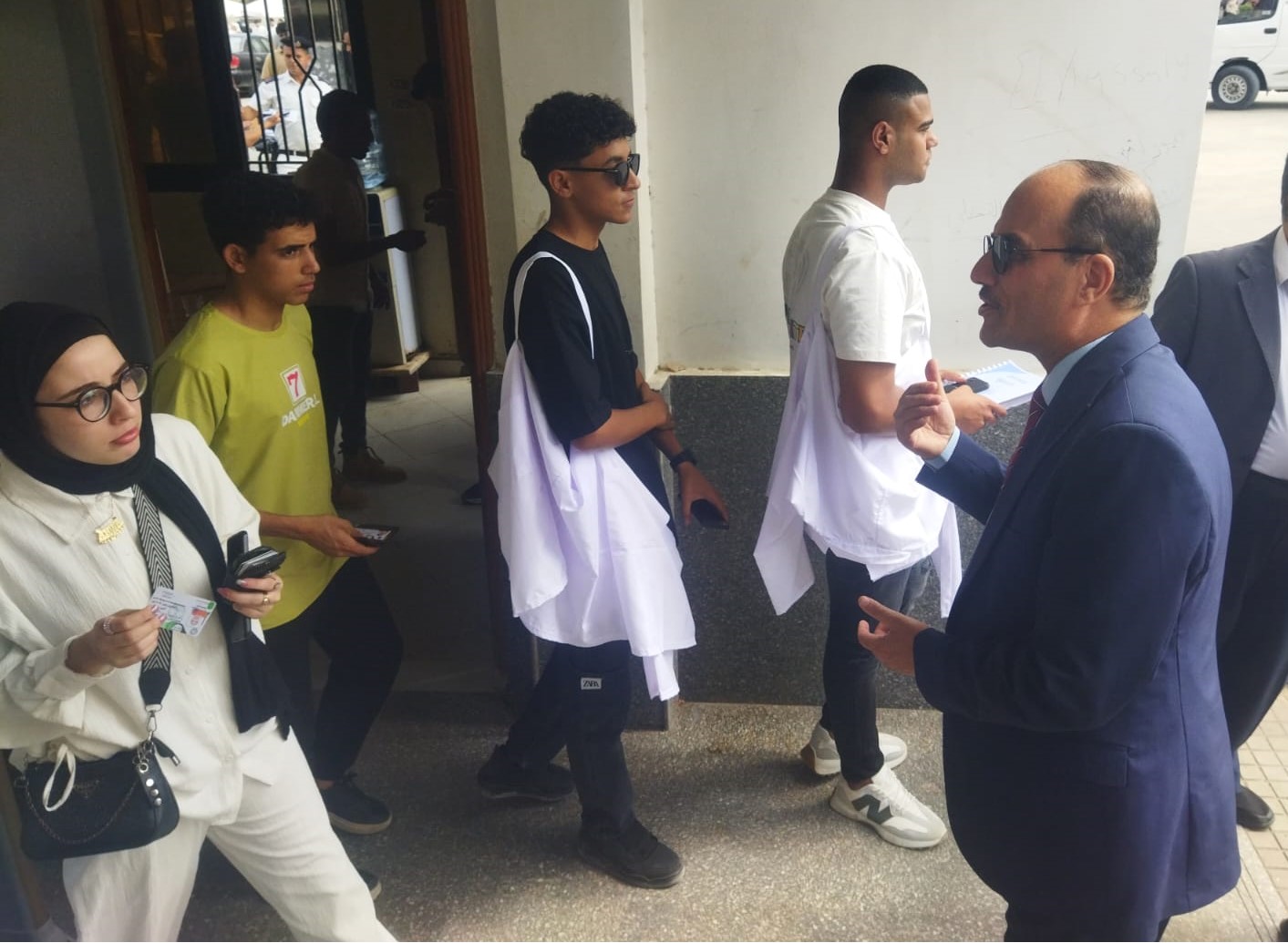 رئيس جامعة العريش يقوم بجولة تفقدية داخل الحرم الجامعي يتابع انتظام العملية التعليمية