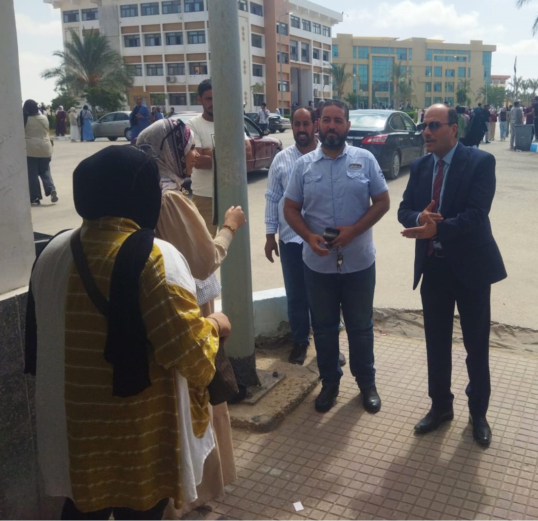 رئيس جامعة العريش يقوم بجولة تفقدية داخل الحرم الجامعي يتابع انتظام العملية التعليمية