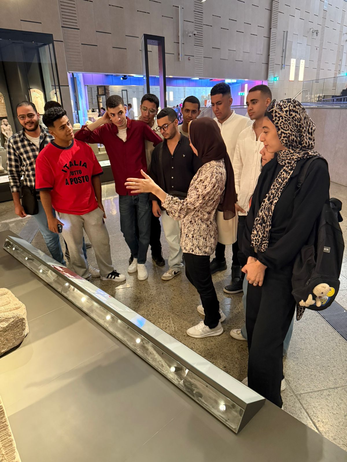 طلاب جامعة أسيوط الأهلية في زيارة ثقافية للمتحف المصري الكبير والمتحف القومي للحضارة 