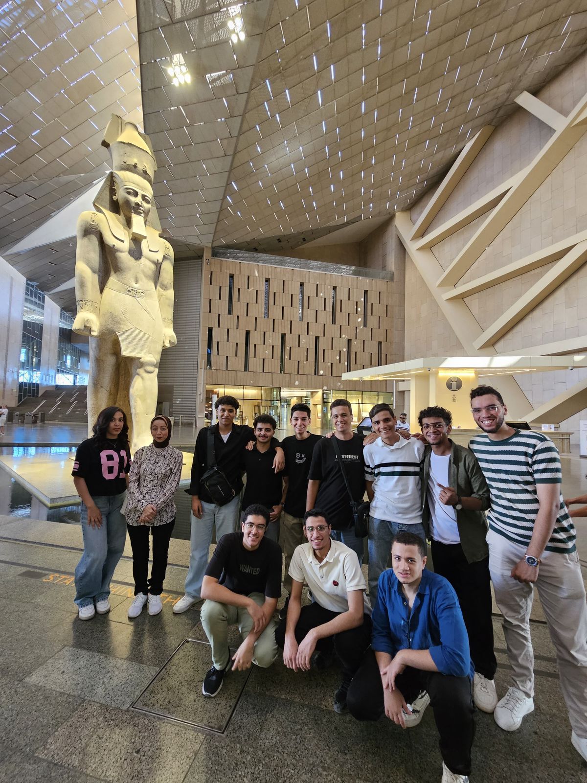 طلاب جامعة أسيوط الأهلية في زيارة ثقافية للمتحف المصري الكبير والمتحف القومي للحضارة 