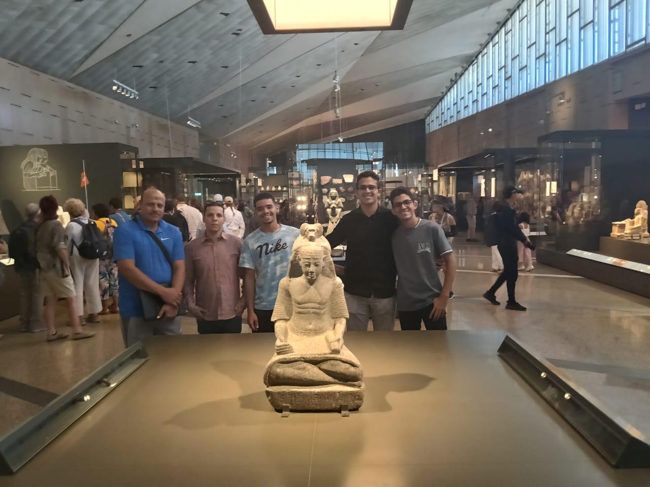 طلاب جامعة أسيوط الأهلية في زيارة ثقافية للمتحف المصري الكبير والمتحف القومي للحضارة 