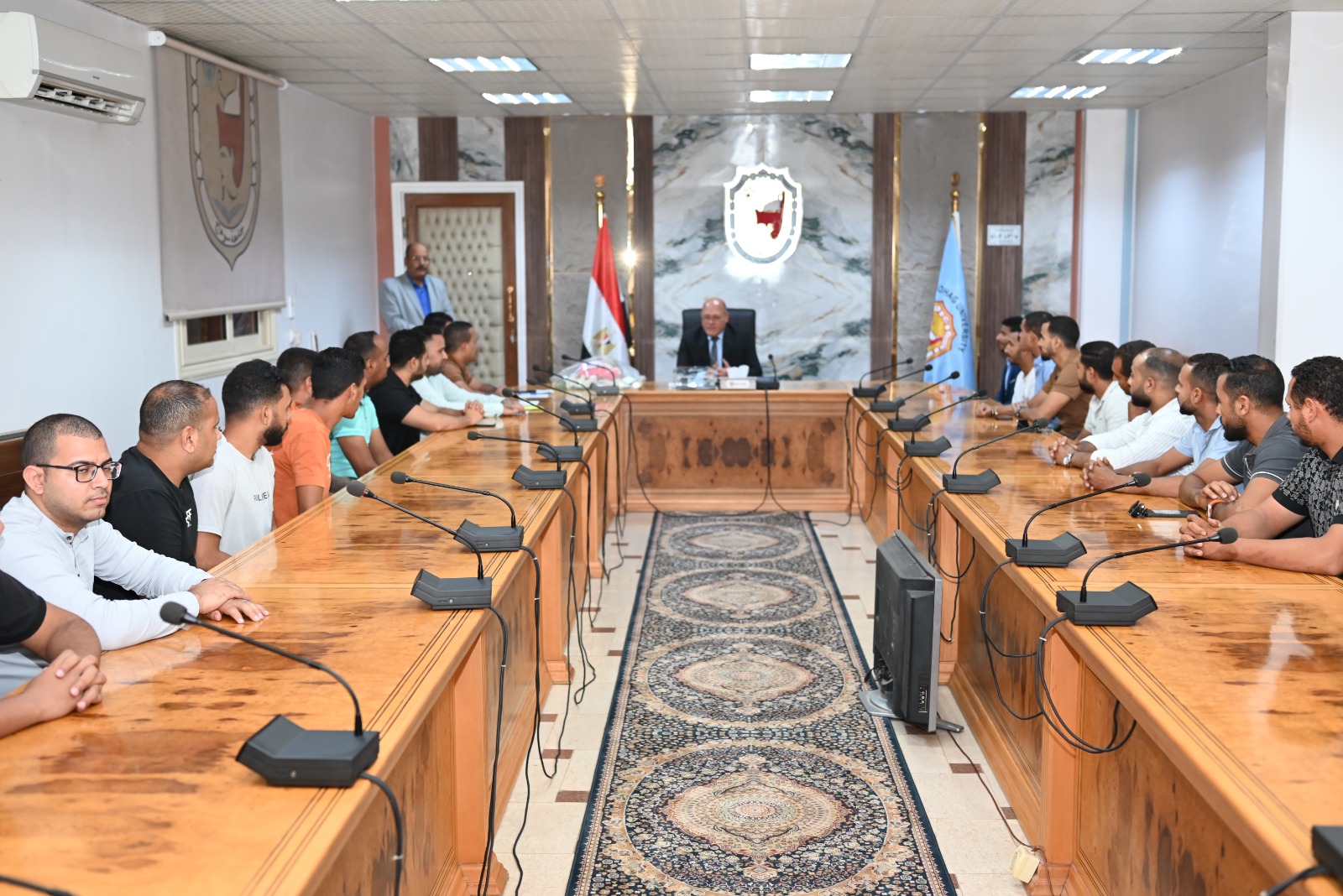 الإداريون بمستشفى سوهاج الجامعي يعبّرون عن امتنانهم لرئيس الجامعة لتنفيذ أحكامهم القضائية 