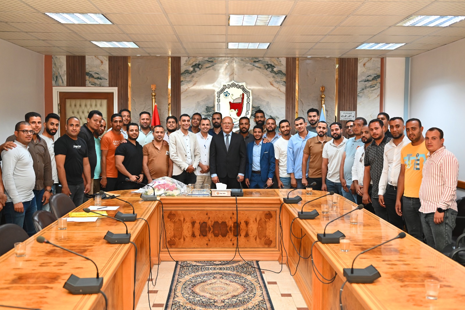 الإداريون بمستشفى سوهاج الجامعي يعبّرون عن امتنانهم لرئيس الجامعة لتنفيذ أحكامهم القضائية 