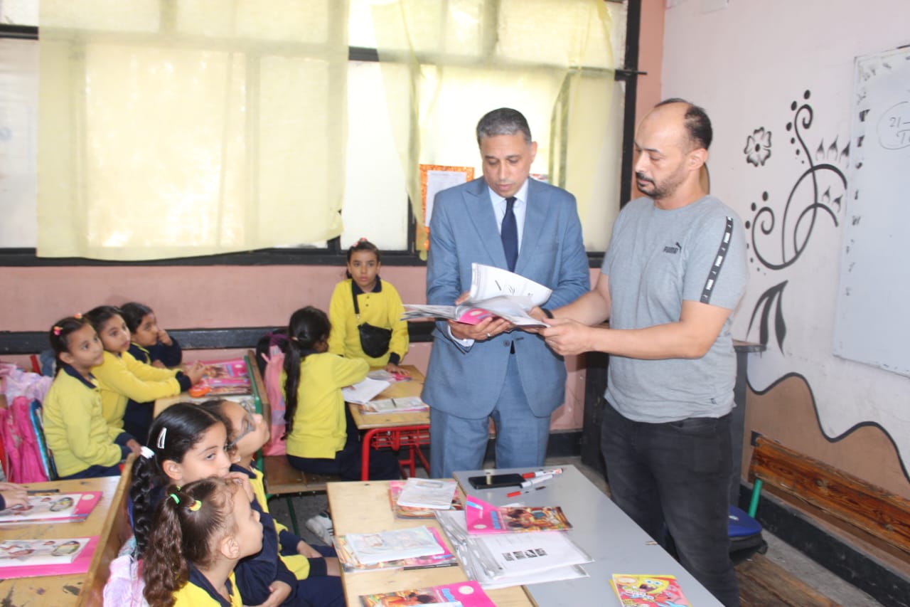 وكيل تعليم الجيزة يوجه تعليمات هامة أثناء زيارته لمدارس الوراق