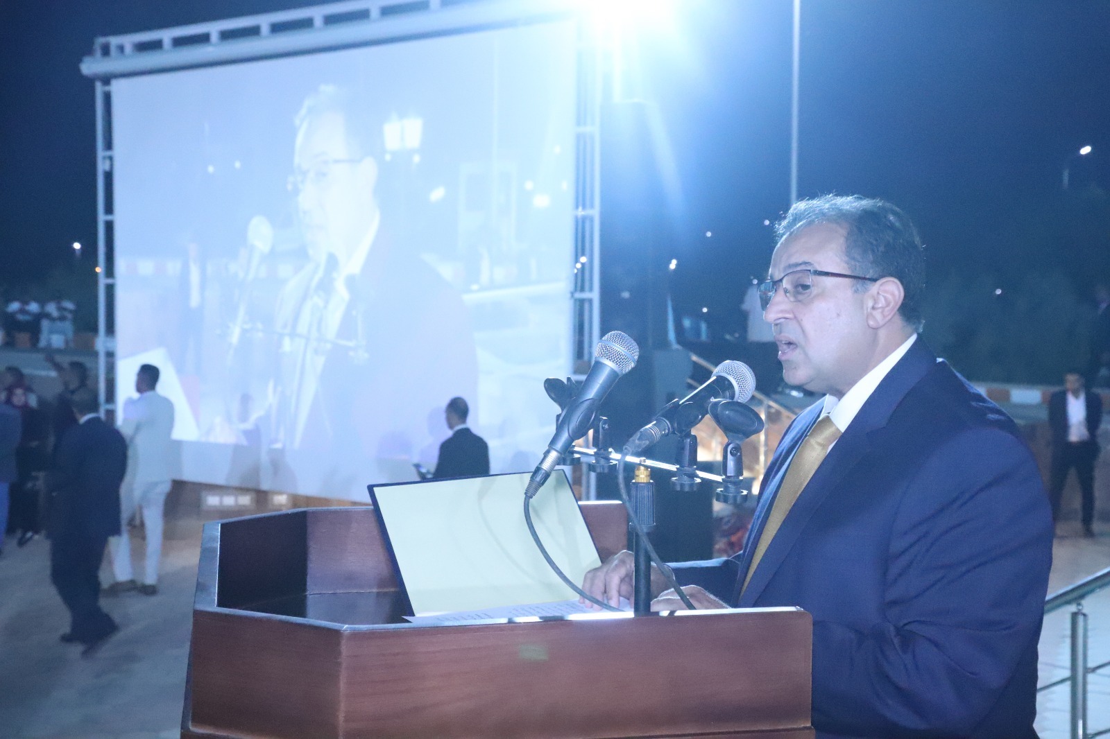 الدكتور أحمد عكاوي رئيس جامعة قنا