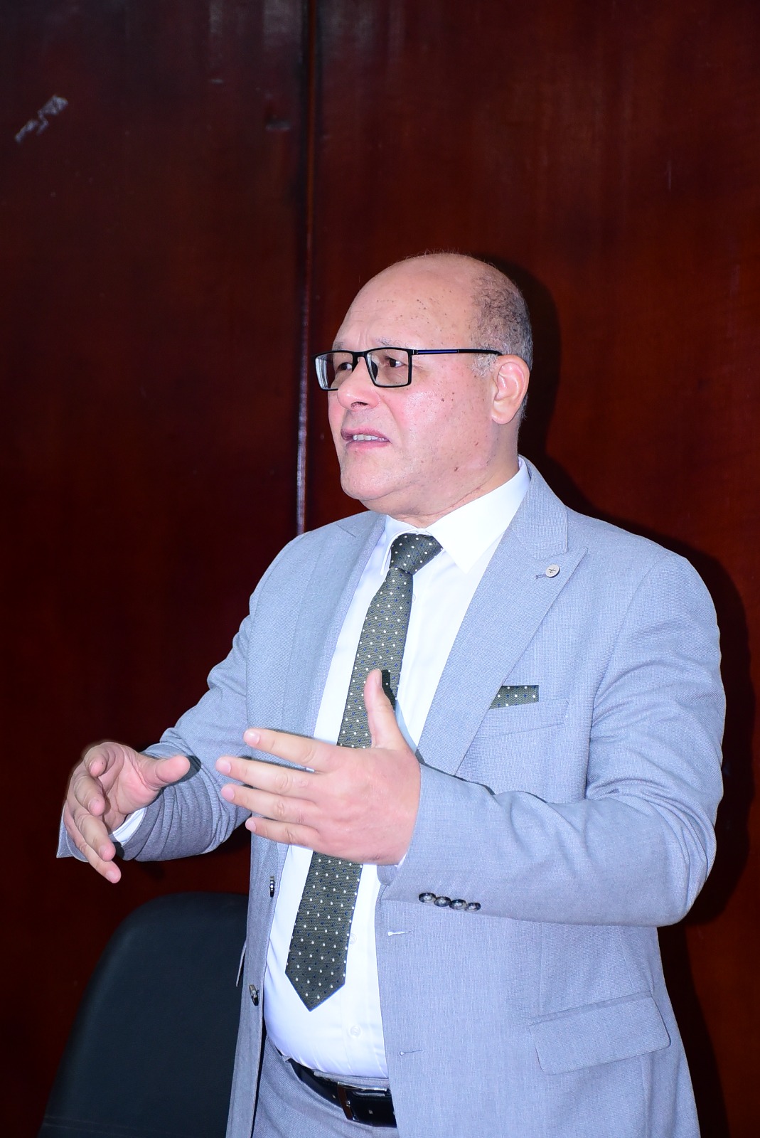 رئيس جامعة سوهاج يقود تدريبًا عمليًا ميدانيًا لطلاب الطب على الحالات الإكلينيكية