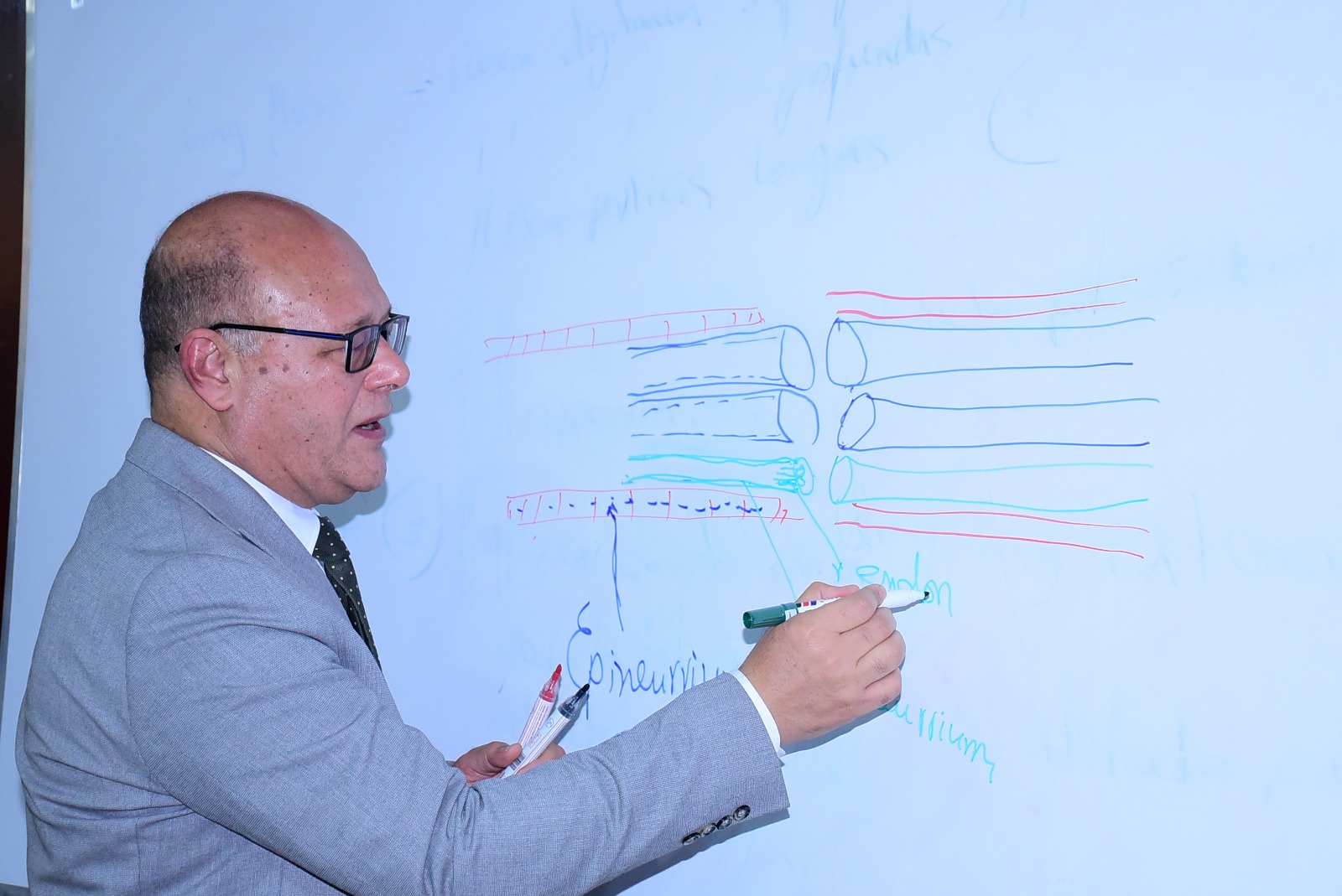 رئيس جامعة سوهاج يقود تدريبًا عمليًا ميدانيًا لطلاب الطب على الحالات الإكلينيكية