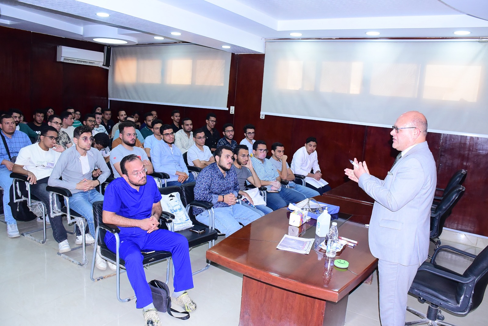 رئيس جامعة سوهاج يقود تدريبًا عمليًا ميدانيًا لطلاب الطب على الحالات الإكلينيكية