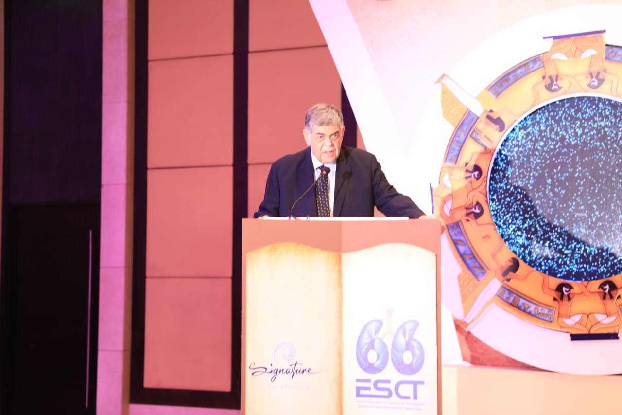 د.أشرف حاتم أستاذ الأمراض الصدرية ووزير الصحة الأسبق ورئيس لجنة الصحة بمجلس النواب