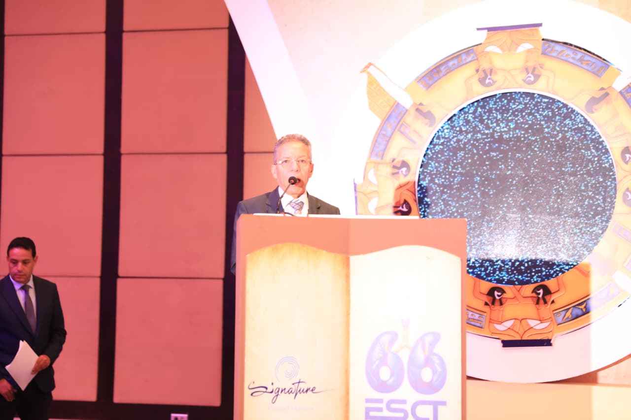 د.أسامة عبدالحي نقيب الأطباء ورئيس اتحاد المهن الطبية