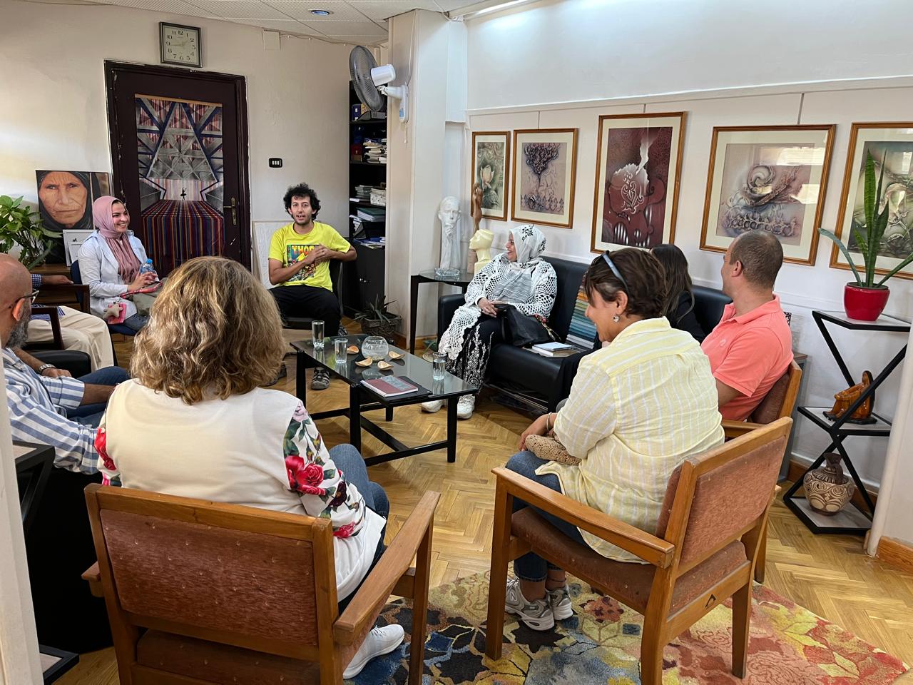 جدارية جامعة حلوان تزين طريق المتحف المصري الكبير