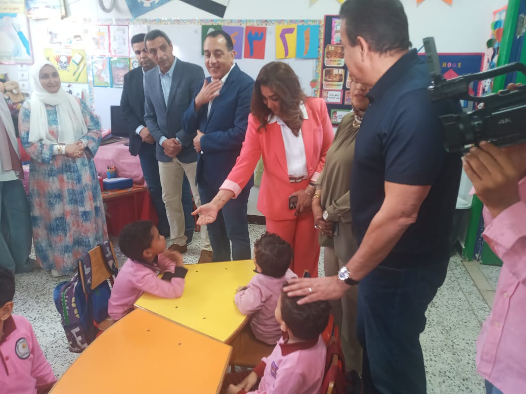 الدكتور مصطفى مدبولي يفاجئ مدارس السويس