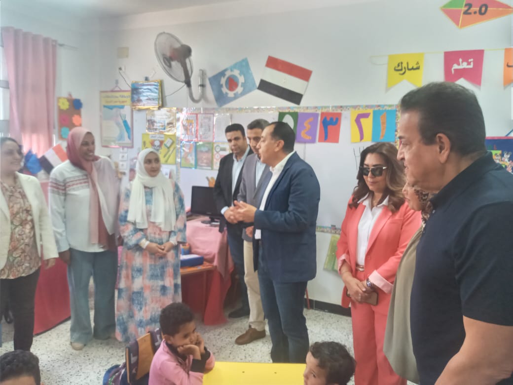 الدكتور مصطفى مدبولي يفاجئ مدارس السويس