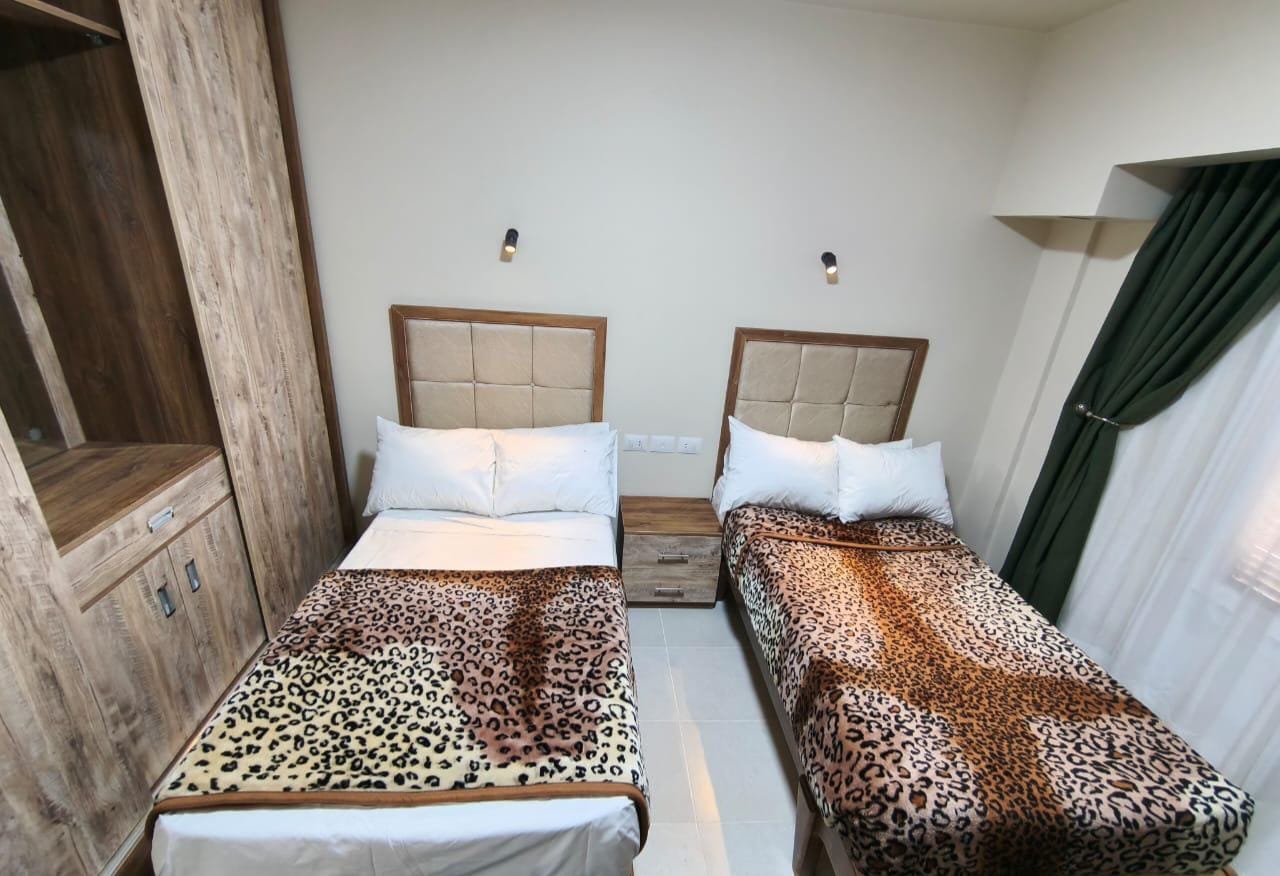 وزير التعليم العالي يشيد بتطور جامعة المنيا نحو بيئة تعليمية فندقية