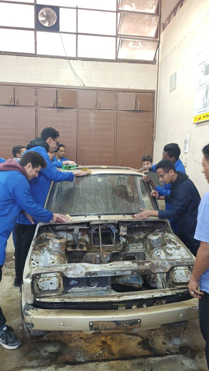 طالب جامعة حلوان قصة إبداع فني تتألق في صيانة السيارات