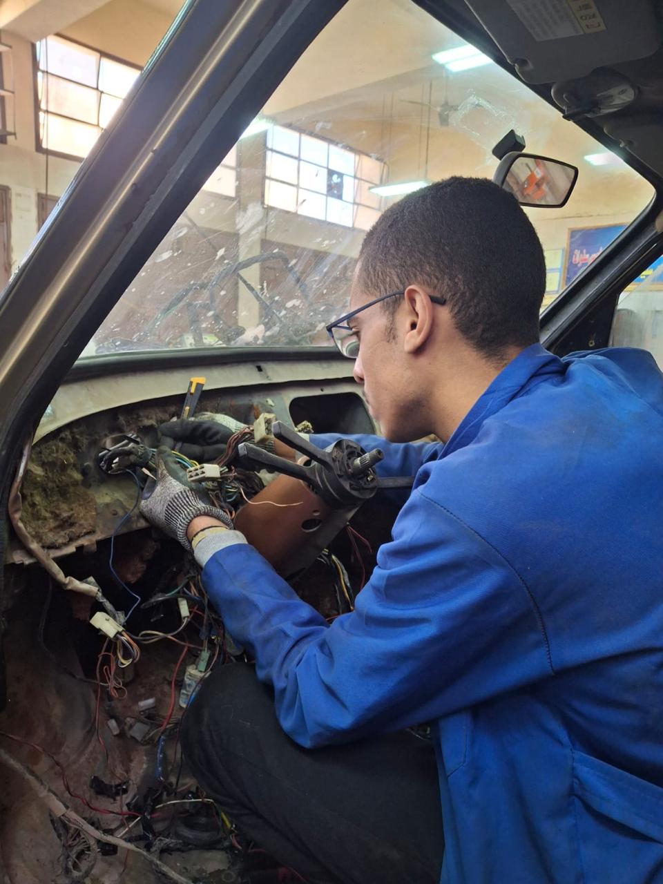 طالب جامعة حلوان قصة إبداع فني تتألق في صيانة السيارات