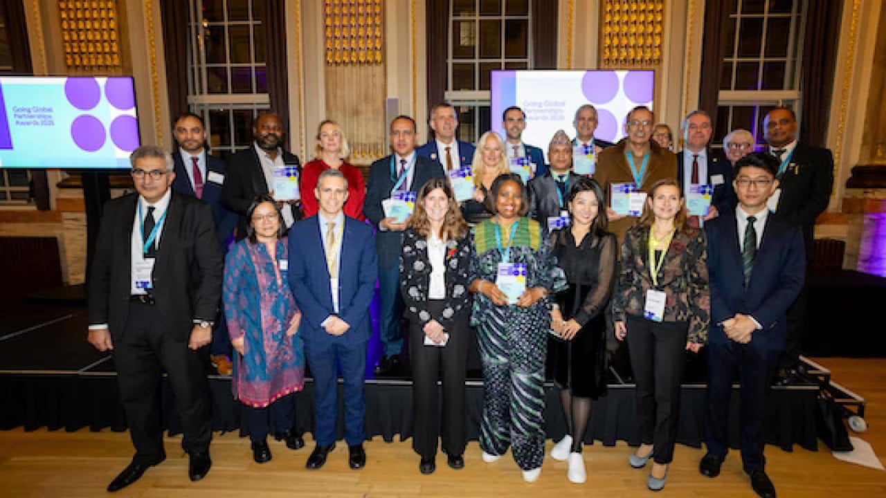 وزير التعليم العالي يحتفل بفوز جامعة حلوان بجائزة دولية عالمية