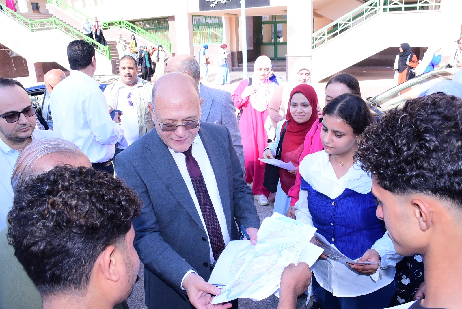 رئيس جامعة سوهاج يتفقد تدريب طلاب الجغرافيا ونظم المعلومات الجغرافية