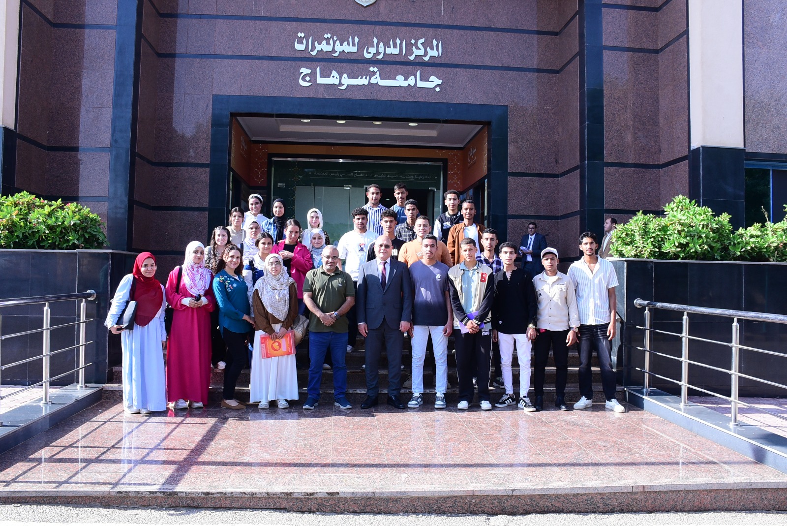 رئيس جامعة سوهاج يتفقد تدريب طلاب الجغرافيا ونظم المعلومات الجغرافية