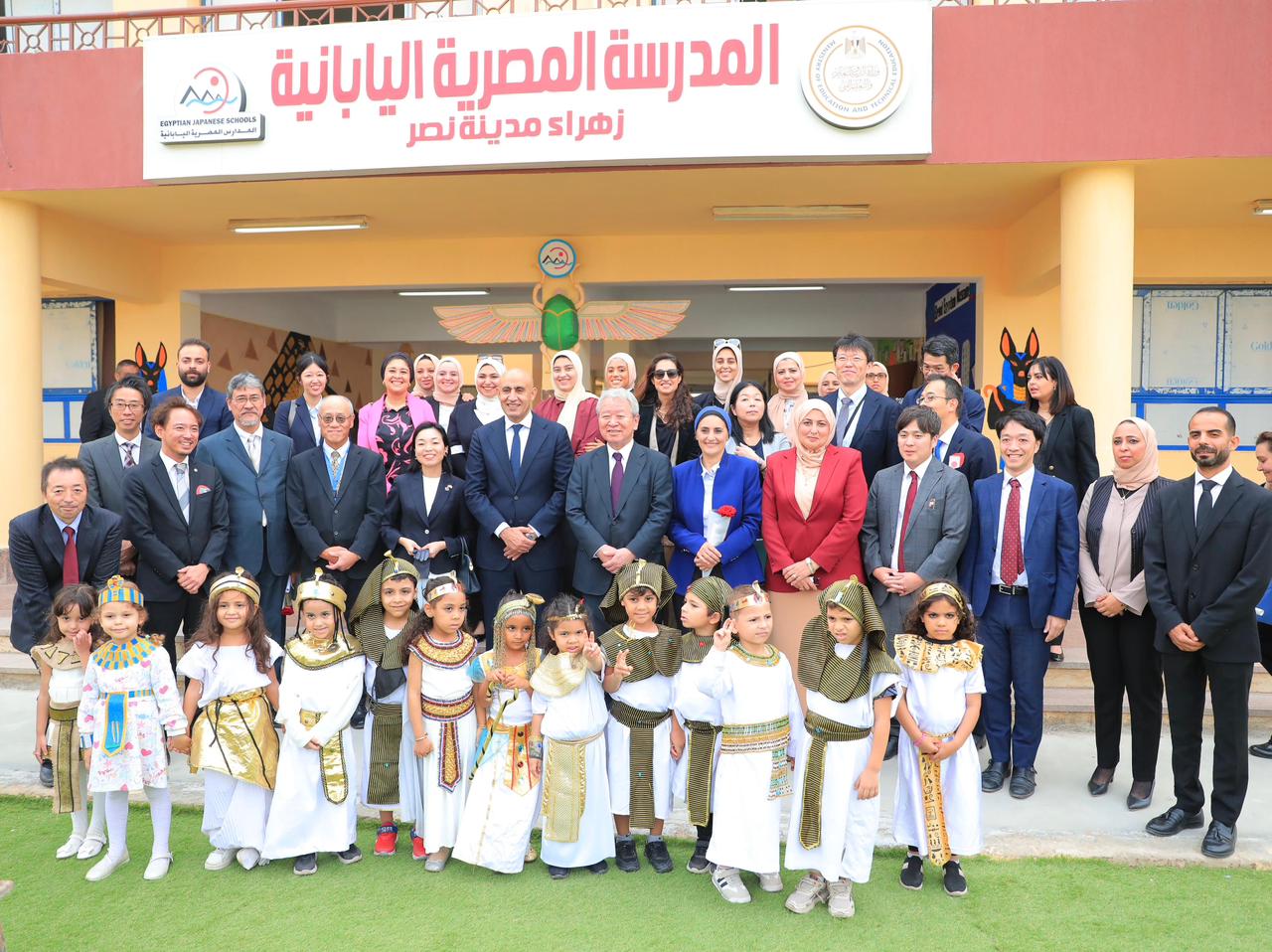 وزير التربية والتعليم يصطحب أميرة من العائلة الإمبراطورية اليابانية في زيارة للمدرسة المصرية اليابانية