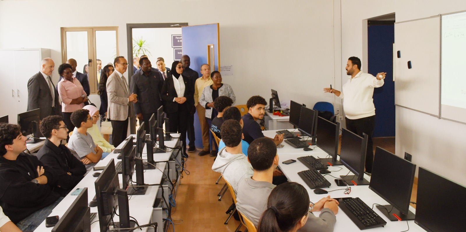 رئيسة وزراء أوغندا تزور الجامعة الألمانية بالقاهرة