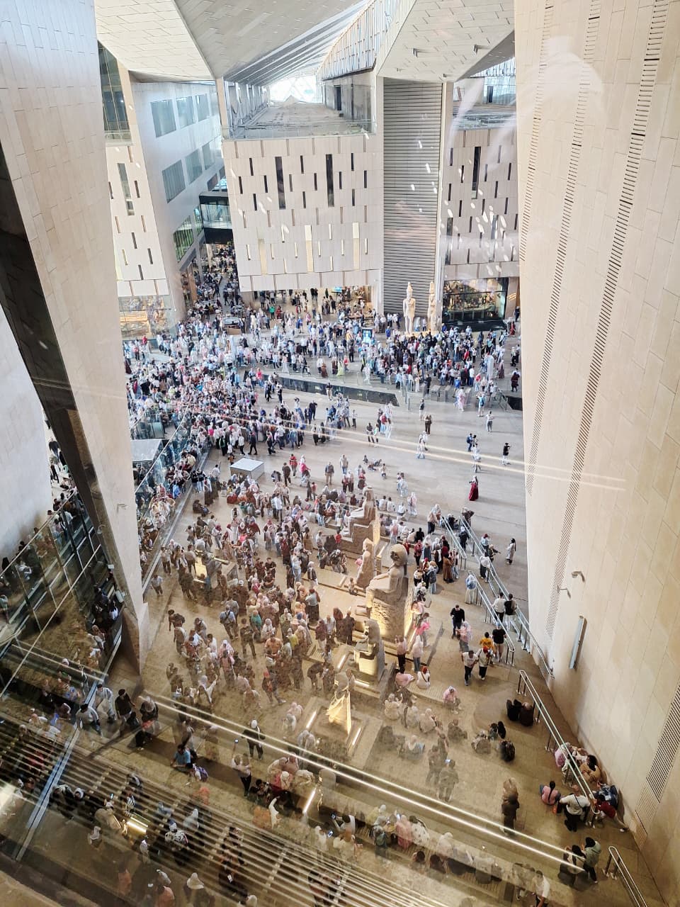 جامعة السادات تنظم رحلة ثقافية مميزة للمتحف المصري الكبير والأهرامات