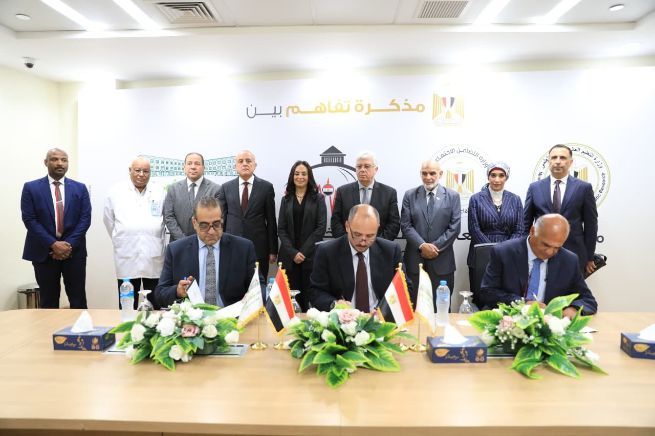 وزير التعليم العالي يوقّع شراكة أكاديمية وعلاجية بالصعيد